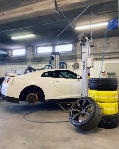 Remplacement de pneus de voiture sportive - DNS Performance à Annecy